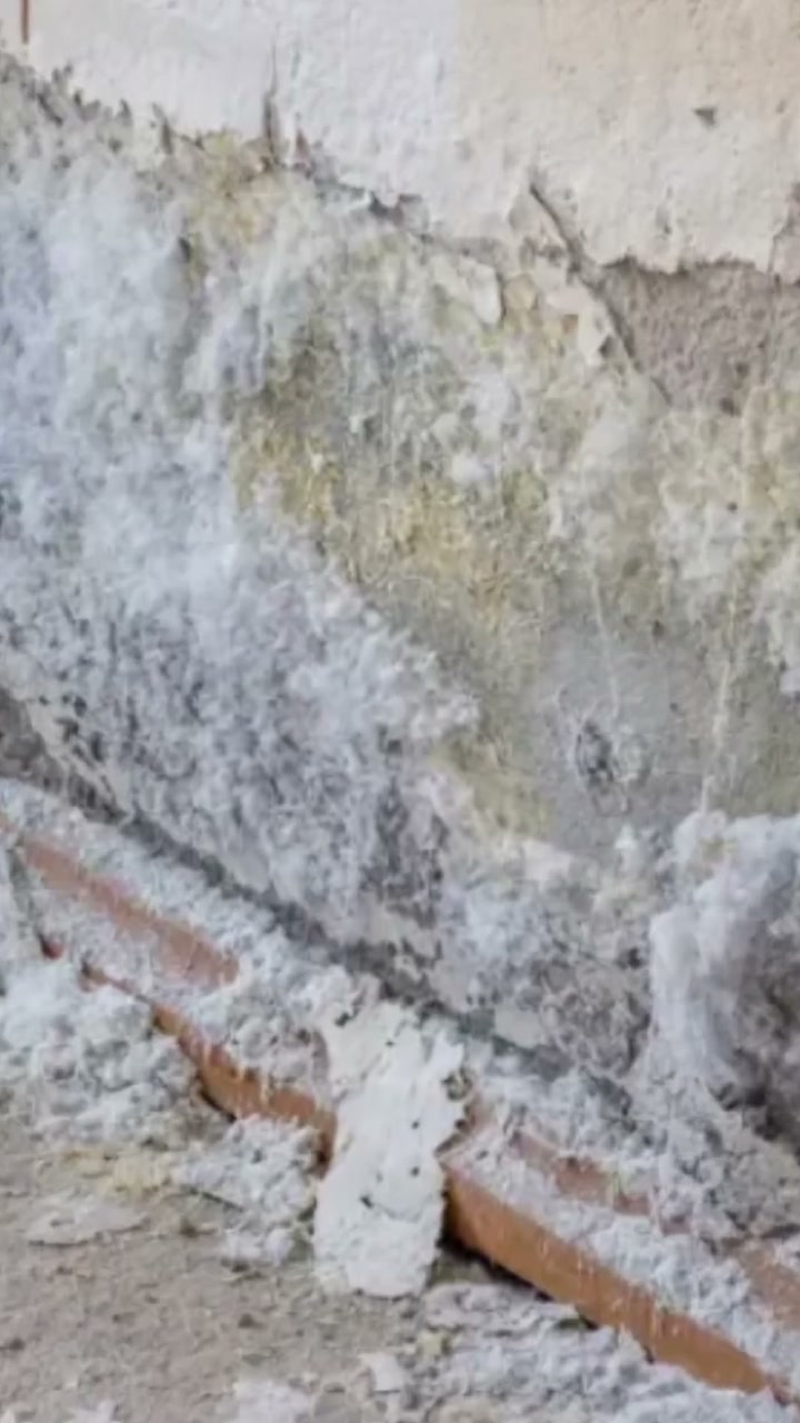 Dépôts blancs sur un mur